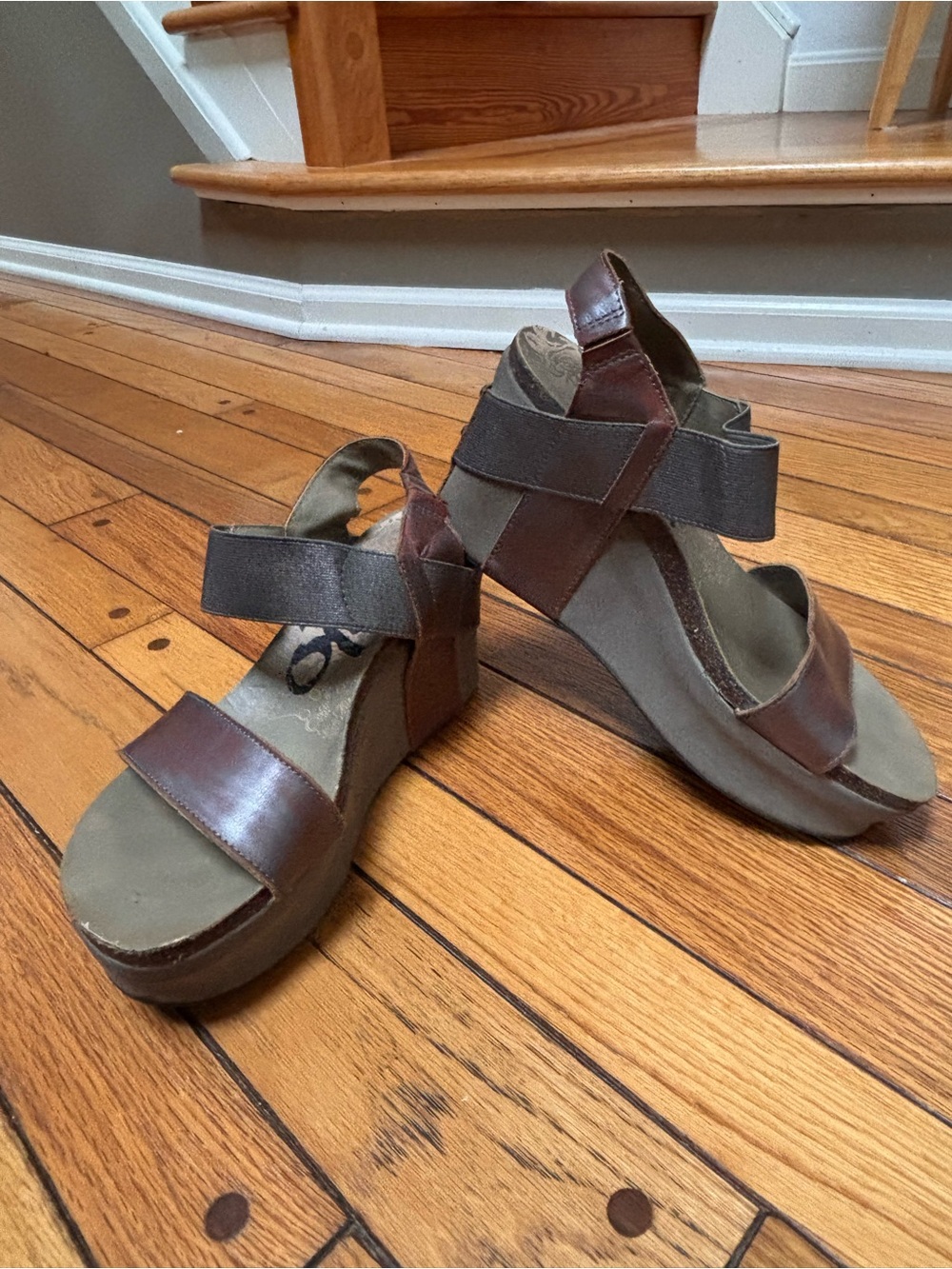 OTBT Women's Brown Leather Wedge Sandals with Elastic Straps
